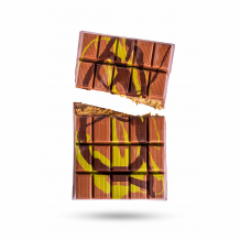 Een gebroken chocoladereep met een opvallend patroon in gele en bruine kleuren.